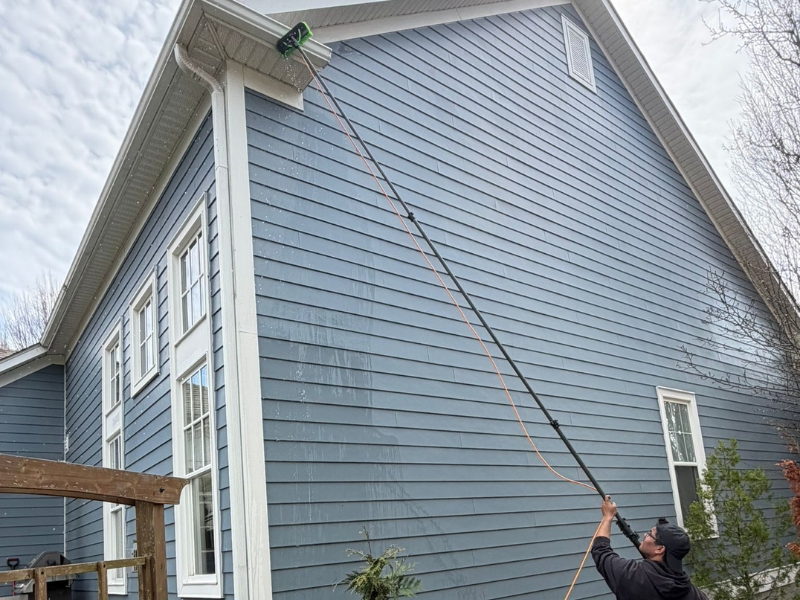 Eavestrough Cleaning 3